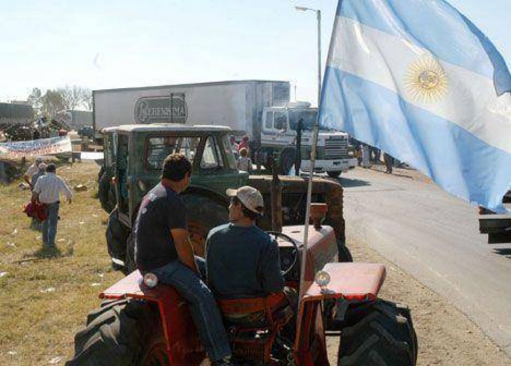 En las rutas, el campo va a los actos por el primer a�o de la 125 con cr�ticas a Cristina