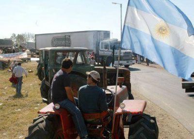 En las rutas, el campo va a los actos por el primer a�o de la 125 con cr�ticas a Cristina