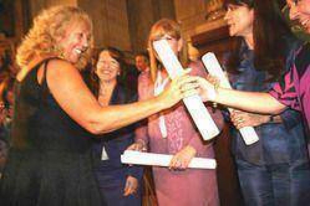En homenaje al D�a Internacional de la Mujer: Stella Maris Giroldi fue distinguida en el Senado Nacional