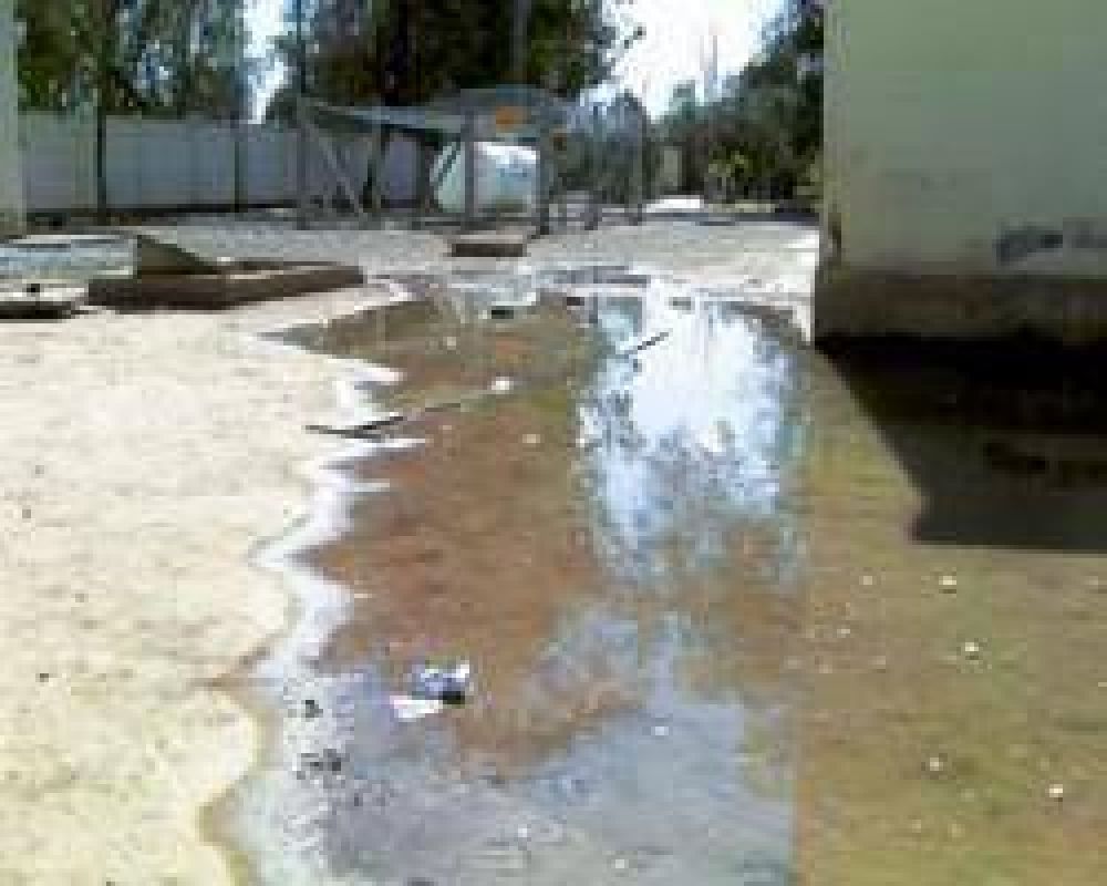 Vuelven a colapsar los ba�os en la escuela Rafael Obligado