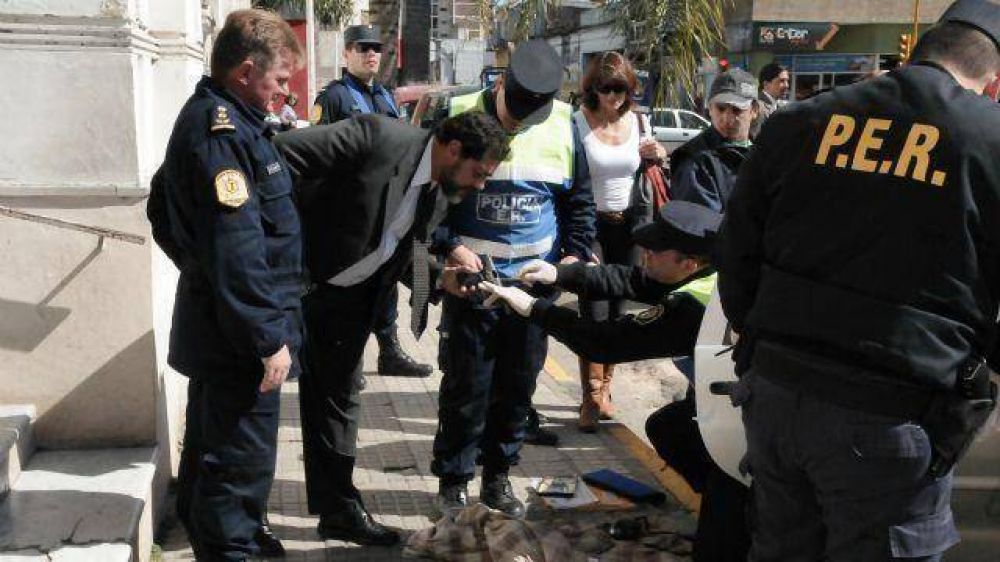 Detienen a municipal armado que se escondi� en el corral�n