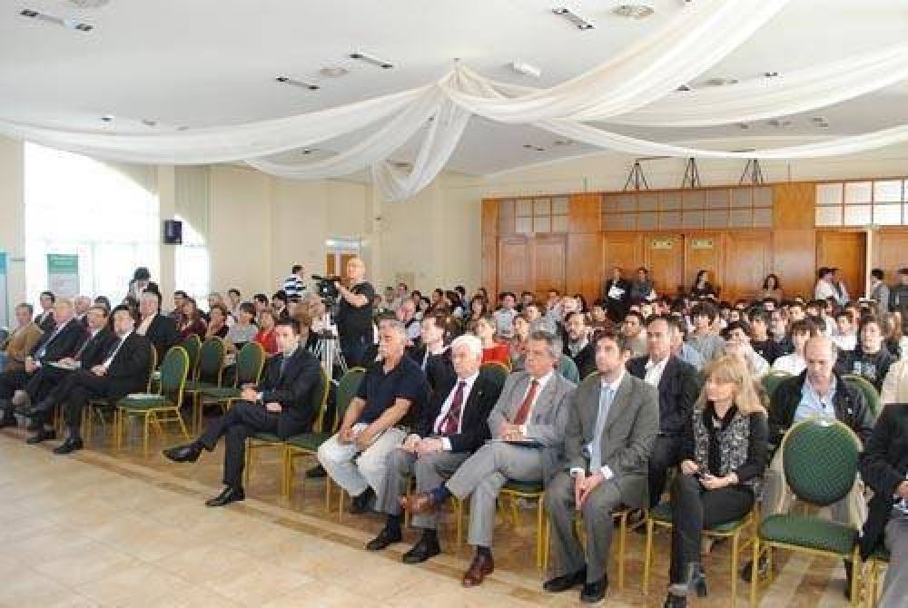 El Dr. Bernardo Kliksberg encabez� una conferencia en nuestra ciudad: el rol estrat�gico de la universidad para promover la responsabilidad social