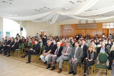 El Dr. Bernardo Kliksberg encabez� una conferencia en nuestra ciudad: el rol estrat�gico de la universidad para promover la responsabilidad social