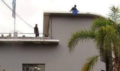 Intent� arrojarse de la azotea Del Municipio
