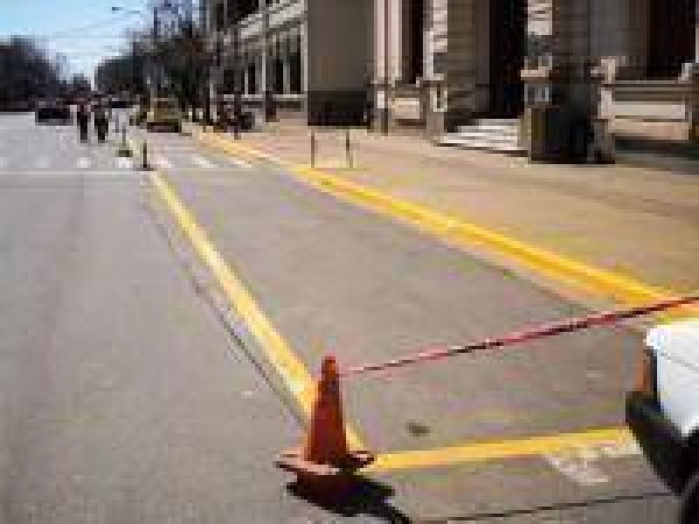 Repintan las se�ales de tr�nsito manualmente. La demarcadora vial sigue sin aparecer