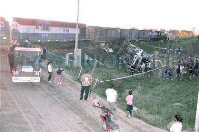 Tren choc� a cami�n: s�lo da�os materiales