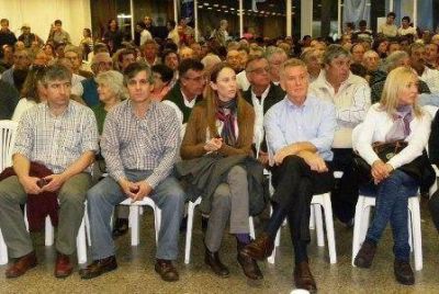 Britos junto a De Narv�ez en la reuni�n con productores inundados