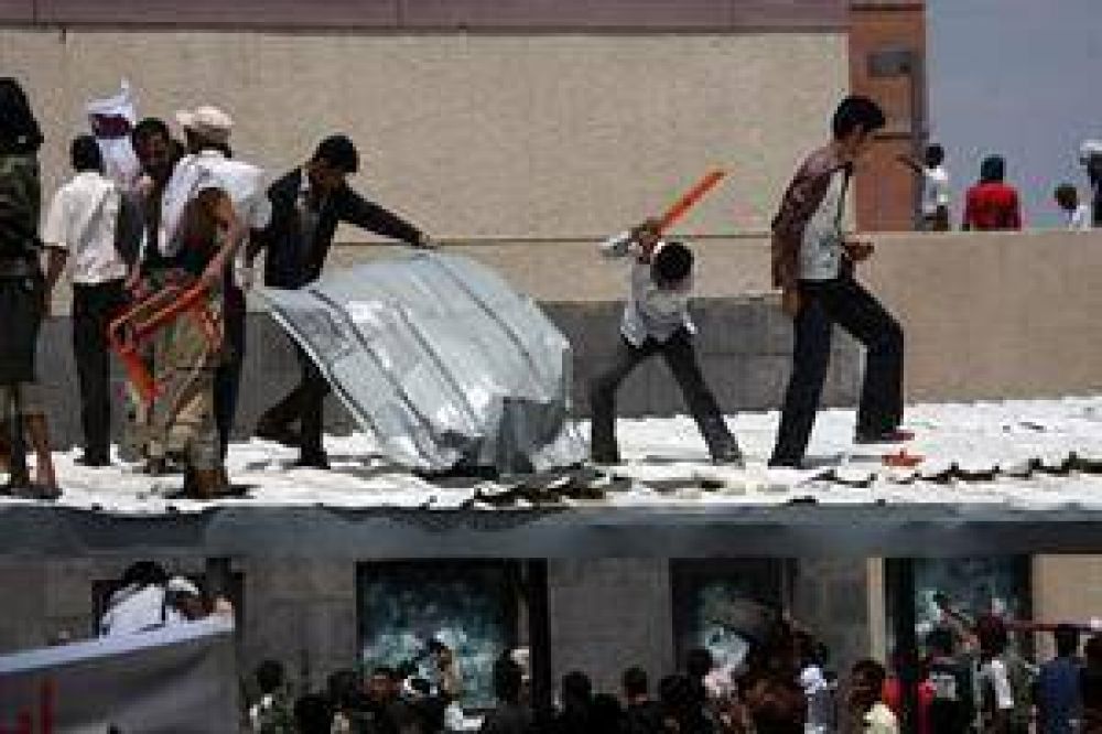 Tomaron la embajada de EE.UU. en Yemen y causaron destrozos