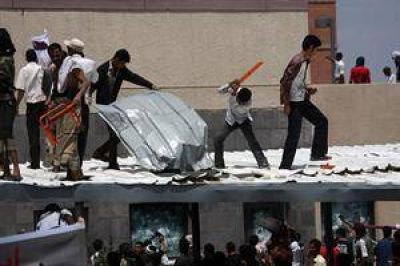 Tomaron la embajada de EE.UU. en Yemen y causaron destrozos