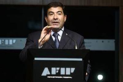 Echegaray desminti� que la AFIP vaya a poner chip en los nuevos pasaportes