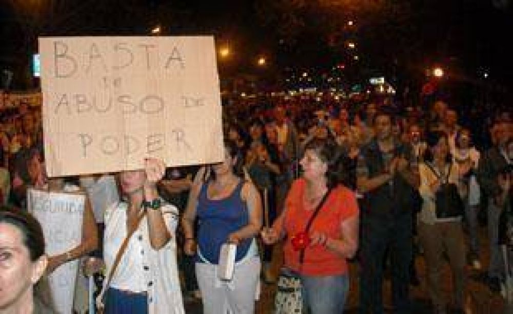 Fuerte cacerolazo frente a la Quinta Presidencial