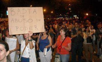 Fuerte cacerolazo frente a la Quinta Presidencial