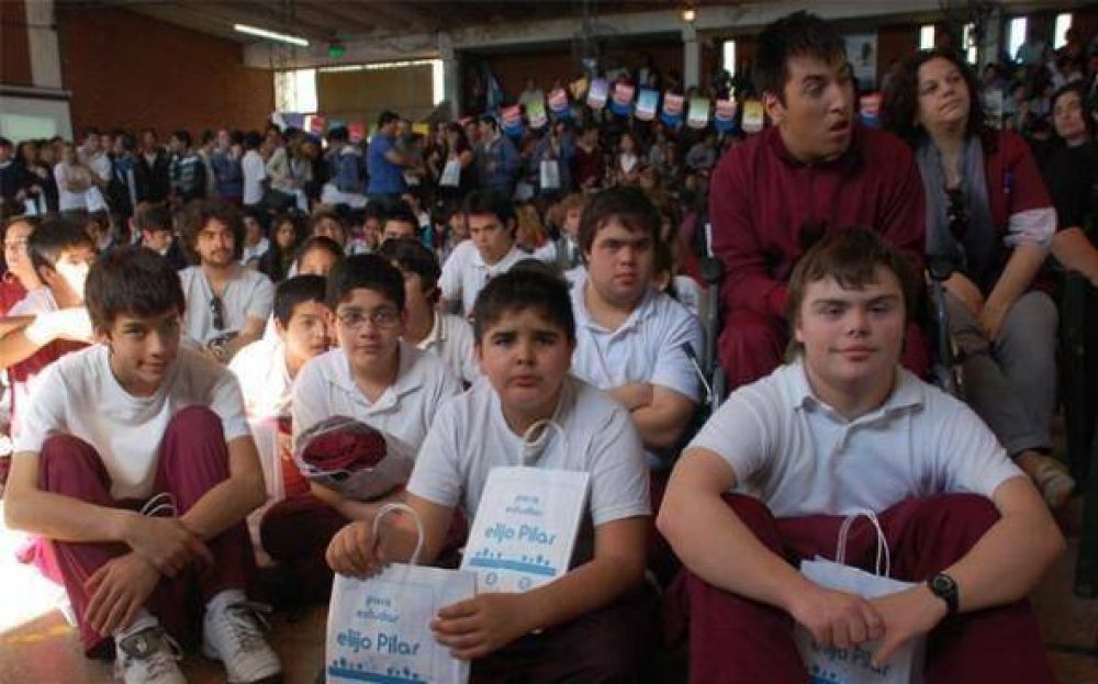Unos 8 mil j�venes visitaron la Expoeducativa Pilar 2012