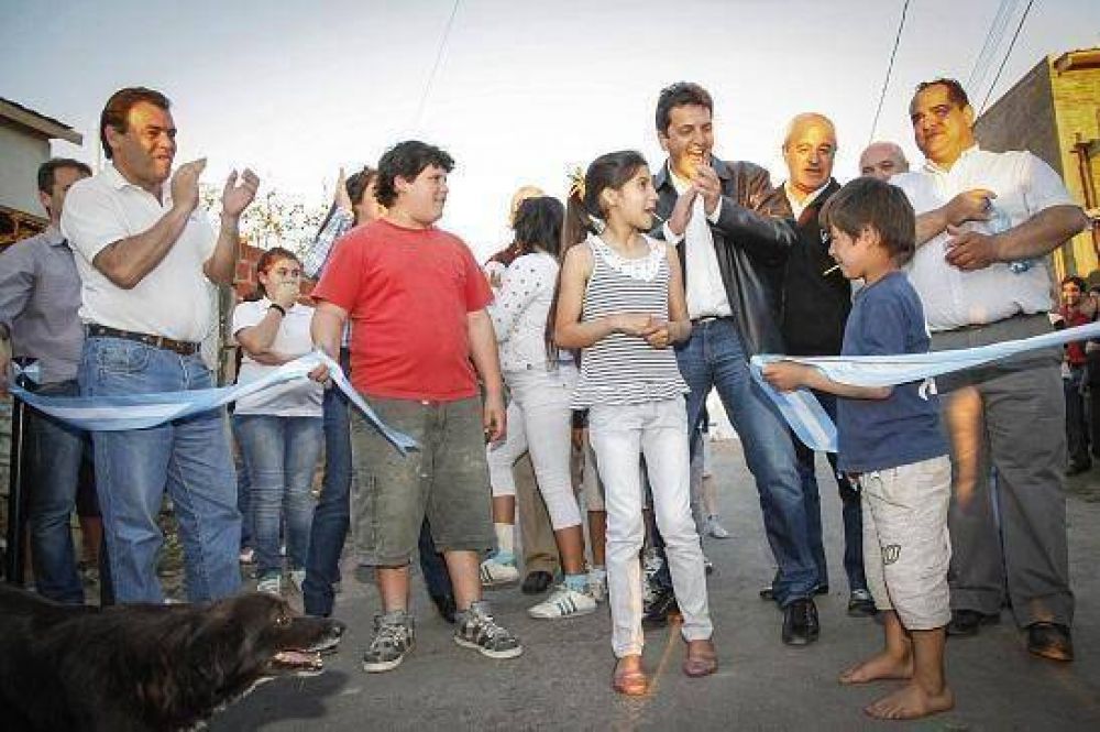 Massa inaugur� m�s pavimentos vecinales en Rinc�n de Milberg