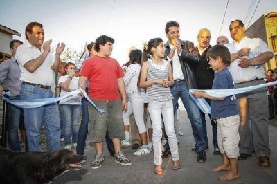 Massa inaugur� m�s pavimentos vecinales en Rinc�n de Milberg