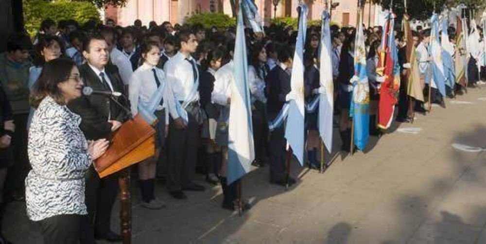 La Gobernadora iz� la bandera ante m�s de mil estudiantes
