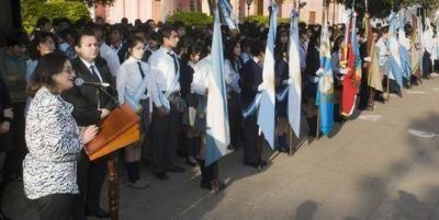 La Gobernadora iz� la bandera ante m�s de mil estudiantes