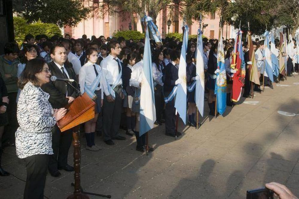 La Gobernadora iz� la bandera con m�s de mil estudiantes