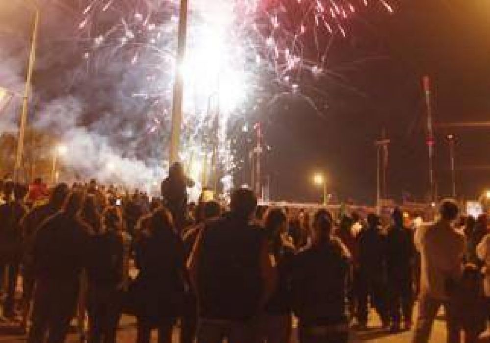 Piedrazos y botellazos opacaron el cierre de los festejos en la ciudad 