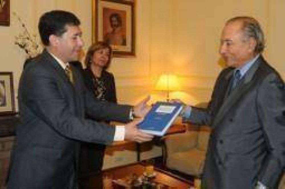 Eduardo Menem don� ejemplar de su tesis doctoral a la Legislatura