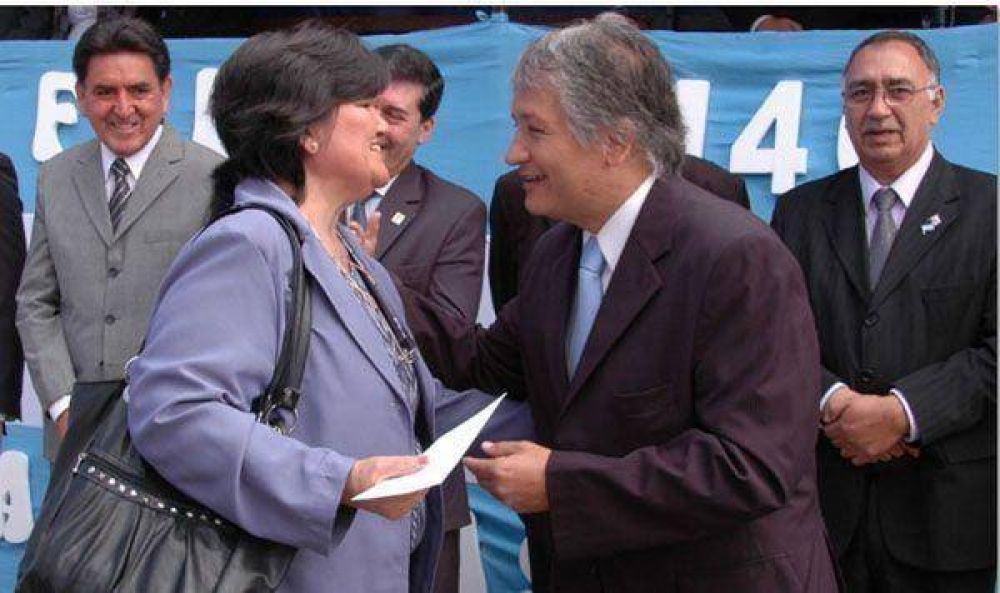 Entrega de recursos y elementos a instituciones en Los Sauces