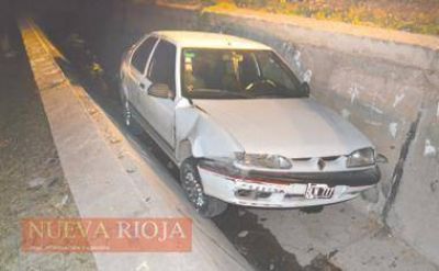 Un auto cay� en el lecho del r�o