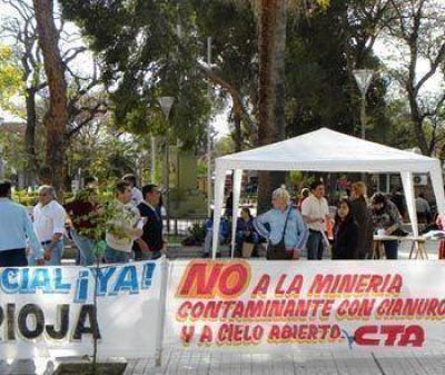 PROTESTAS DE LA CGT Y CTA, RECLAMAN UN AUMENTO DE SALARIOS
