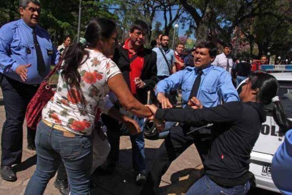 Incidentes frente a Casa de Gobierno dejaron manifestantes y polic�as heridos