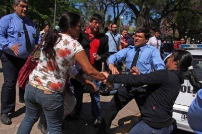 Incidentes frente a Casa de Gobierno dejaron manifestantes y polic�as heridos