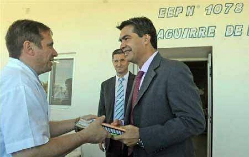 Capitanich inaugur� escuela rural en Presidencia de la Plaza
