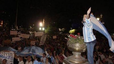  Miles de tucumanos se plegaron anoche al cacerolazo contra el Gobierno