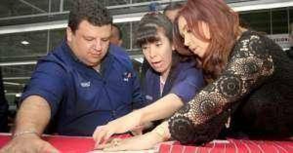 Cristina disfrut� al lado de la gente y elogi� a Gioja