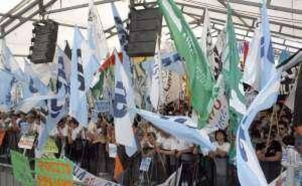 A puro canto, los j�venes le dieron el respaldo a Cristina para la re-re