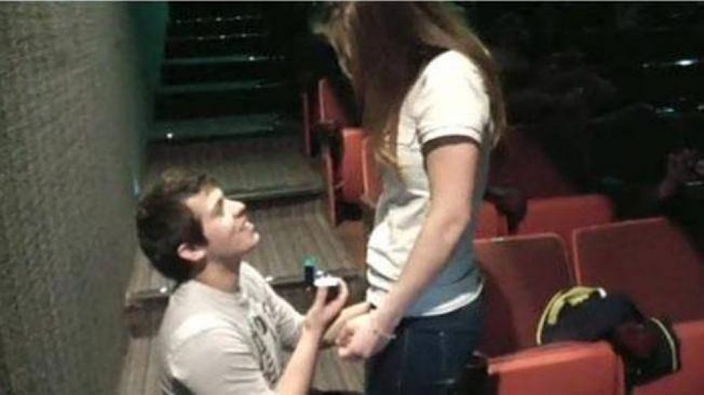 Un cordob�s interrumpi� una pel�cula en el cine para pedirle casamiento a su novia