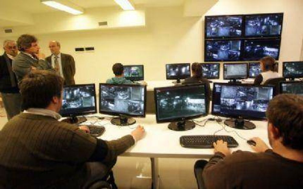 En Twitter, el Intendente arranc� con el show de las c�maras de seguridad