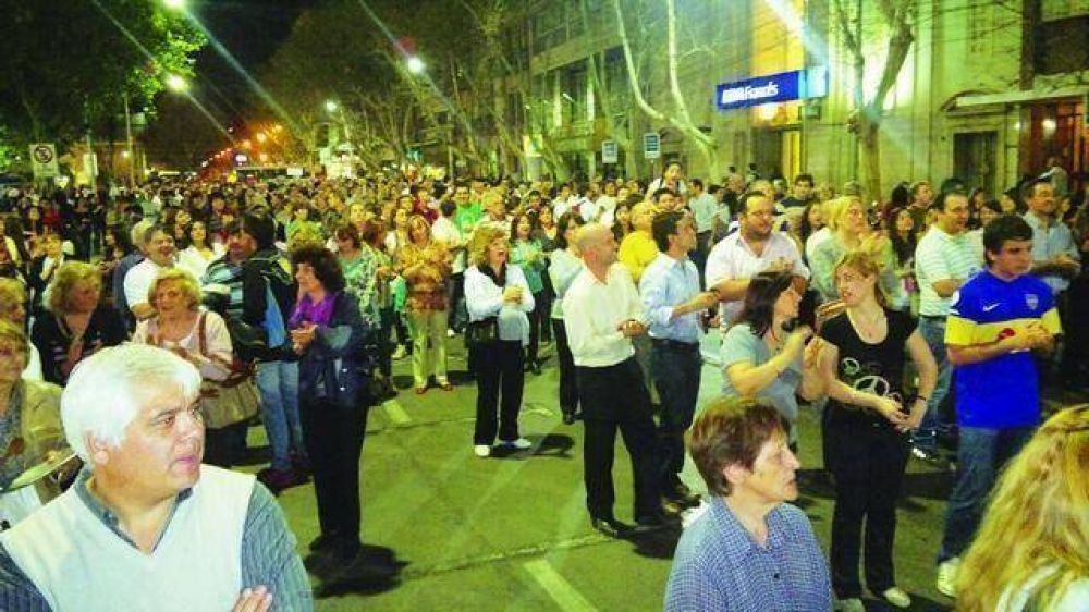 M�s de 1.000 sanjuaninos se manifestaron en la Plaza 25