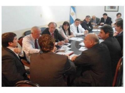 Tras pol�mica, Fuertes y Bahillo avanzan unidos por Veterinaria