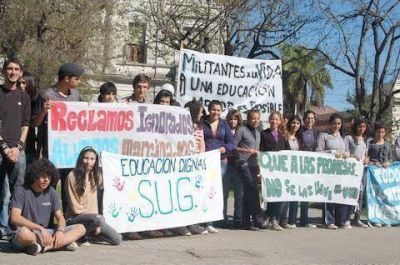 Los estudiantes secundarios marcharon en reclamo por las condiciones de los edificios