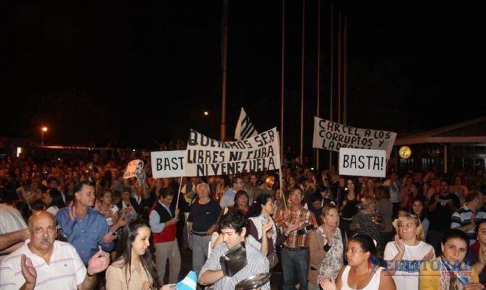 Una multitud protagoniz� un cacerolazo en contra del Gobierno nacional