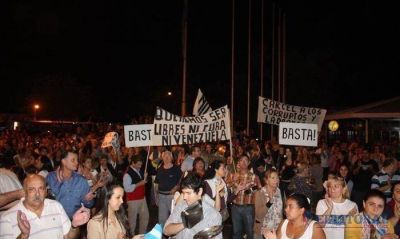 Una multitud protagoniz� un cacerolazo en contra del Gobierno nacional