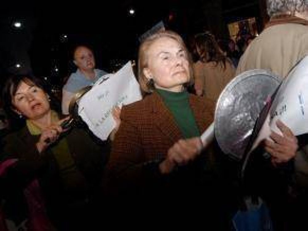 Masivo cacerolazo en el centro bahiense