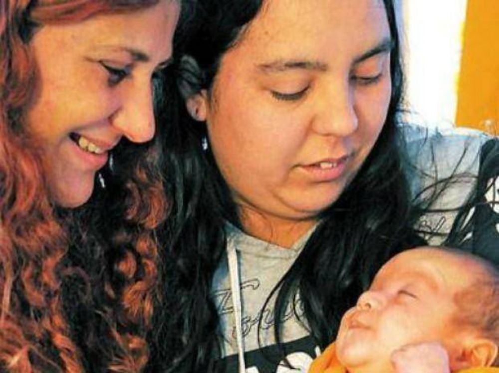 Las parejas del mismo sexo podr�n anotar a sus hijos aun sin casarse