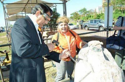 El intendente Franco sigui� de cerca el trabajo de los escultores en la Costanera