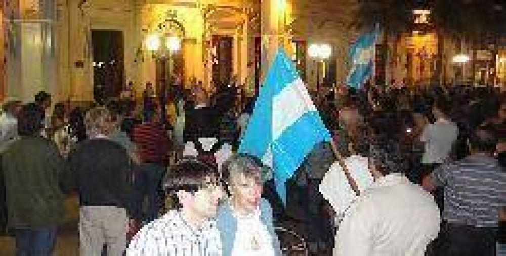 En Posadas tambi�n se hizo sentir el cacerolazo en defensa de la Constituci�n