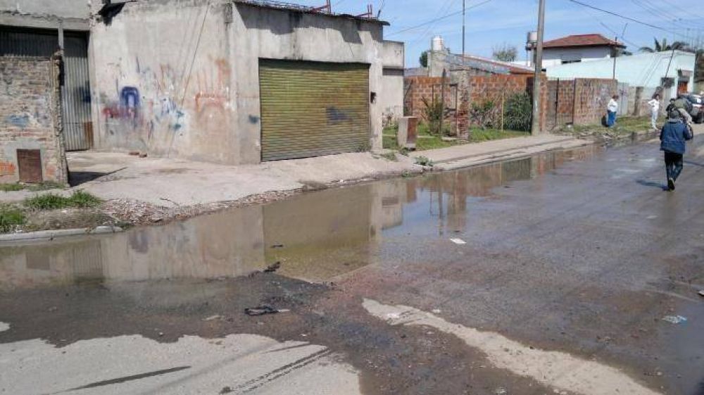 Reclaman hace meses por una perdida de agua