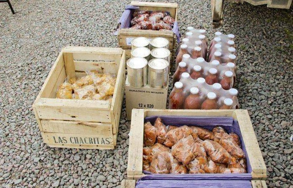 Gran cantidad de vecinos se acercan al cami�n de Frutas para todos