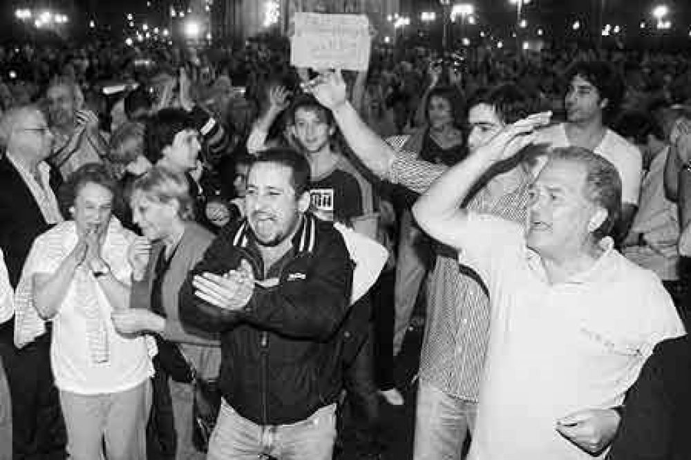 Masiva concentraci�n en Plaza Moreno