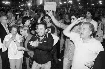 Masiva concentraci�n en Plaza Moreno