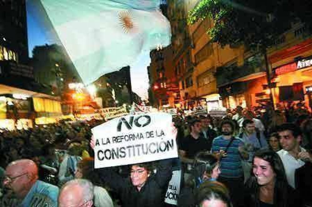 Multitudinaria protesta contra el Gobierno
