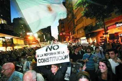 Multitudinaria protesta contra el Gobierno